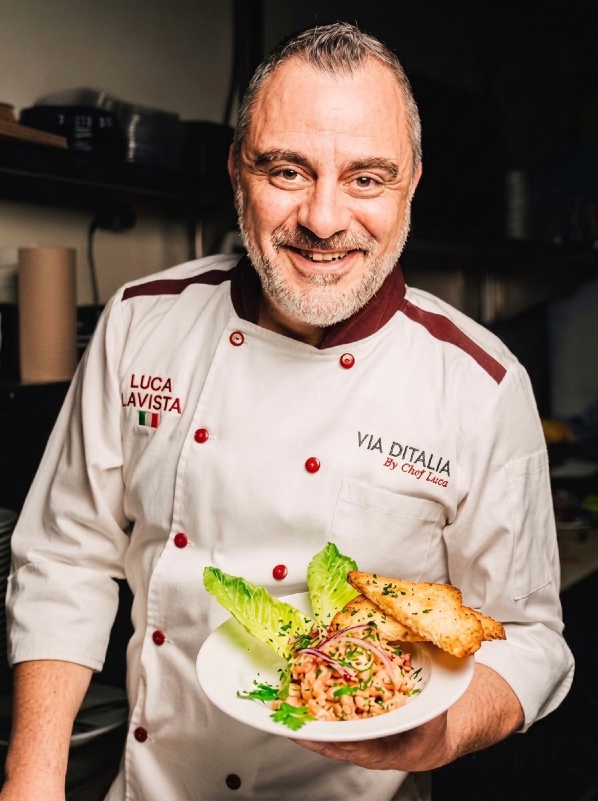 Chef Luca Lavista de Via Ditalia presentando un platillo en la cocina